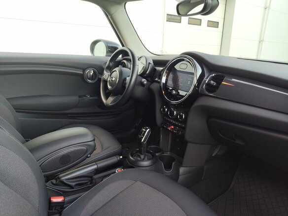 2021 Mini Hatch Cooper III (F55/F56) Рестайлинг 2, белый, 2765000 рублей - вид 13