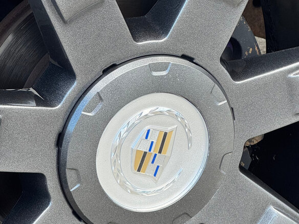 2010 Cadillac Escalade III, серый, 2000000 рублей - вид 25