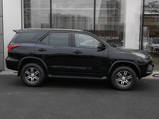 2021 Toyota Fortuner II Рестайлинг, чёрный, 4498000 рублей, вид 4