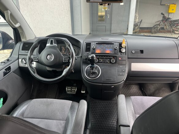 2013 Volkswagen Multivan T5 Рестайлинг, коричневый, 2225000 рублей - вид 4