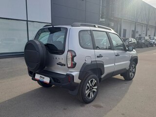 2026 Lada (ВАЗ) Niva Travel I Рестайлинг, серебристый, 1755900 рублей, вид 5