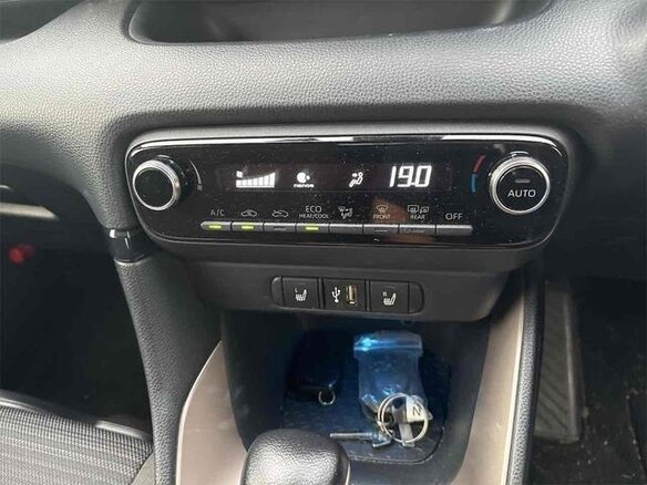 2021 Toyota Yaris IV, серебристый, 980000 рублей - вид 10