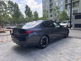 2021 BMW 5 серии 530d xDrive VII (G30/G31/G38) Рестайлинг, серый, 6800000 рублей, вид 5
