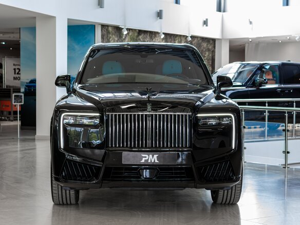 2025 Rolls-Royce Cullinan Black Badge I Рестайлинг (Series II), чёрный, 66500000 рублей - вид 1