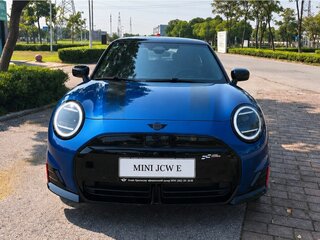 2025 Mini Hatch JCW Electric IV (F65/F66/J01), синий, 6490000 рублей, вид 2