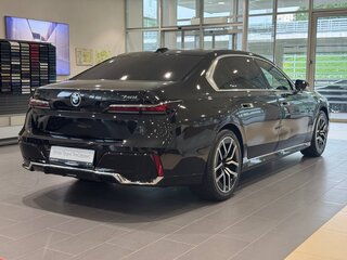 2026 BMW 7 серии 740i xDrive VII (G70), чёрный, 15500000 рублей, вид 4