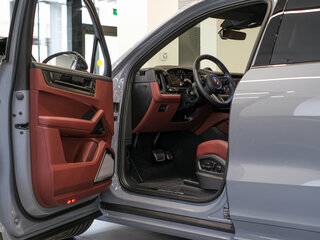 2025 Porsche Cayenne GTS III Рестайлинг, серый, 25900000 рублей, вид 2