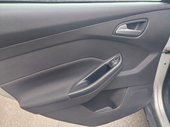 2016 Ford Focus III Рестайлинг, серебристый, 1200000 рублей - вид 15
