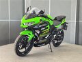 2025 Kawasaki Ninja 400, зелёный, 677000 рублей - вид 3