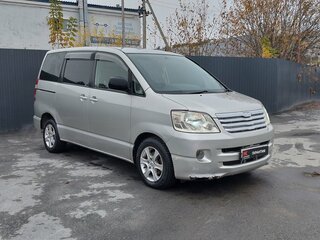 2003 Toyota Noah I (R60), серебристый, 879000 рублей, вид 1