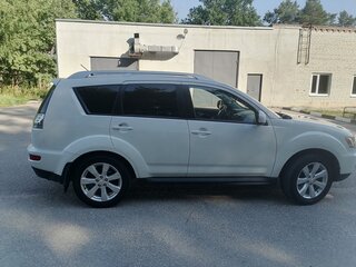 2010 Mitsubishi Outlander II Рестайлинг, белый, 840000 рублей, вид 3