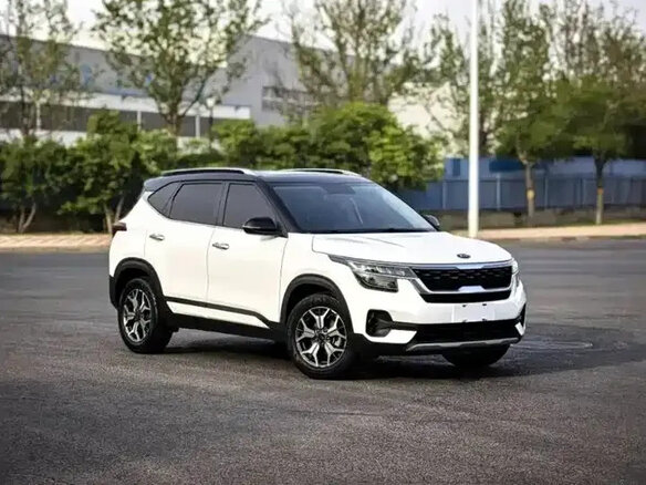 2022 Kia KX3, белый, 1420000 рублей - вид 2
