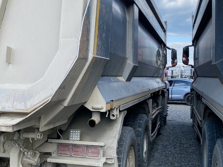 2022 Sinotruk Howo ZZ3327, красный, 3921000 рублей, вид 4