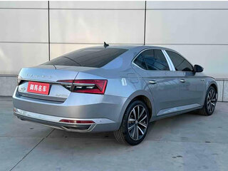 2024 Skoda Superb III Рестайлинг, серебристый, 2350000 рублей, вид 3