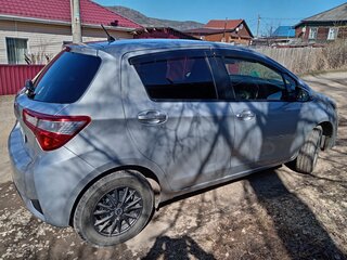 2017 Toyota Vitz III (XP130) Рестайлинг 2, серебристый, 940000 рублей, вид 2