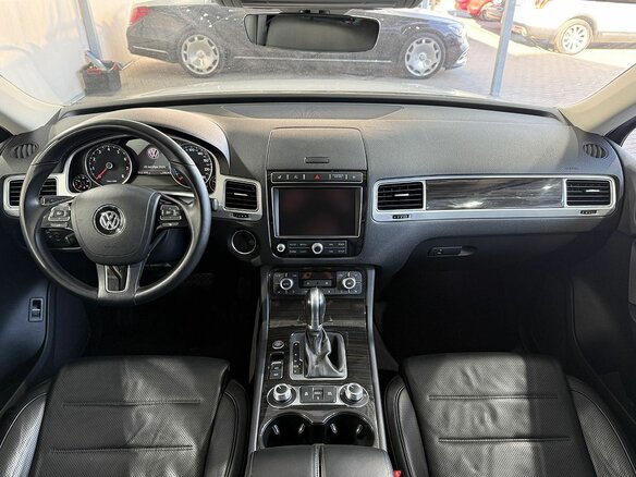 2017 Volkswagen Touareg II Рестайлинг, белый - вид 9