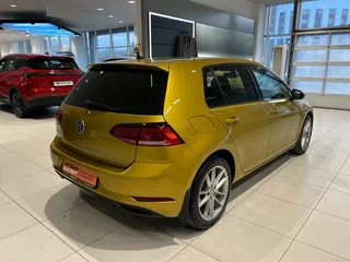 2018 Volkswagen Golf VII Рестайлинг, жёлтый, 1599000 рублей, вид 4