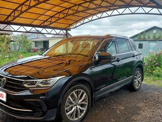2021 Volkswagen Tiguan II Рестайлинг, чёрный, 3900000 рублей, вид 1