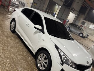 2020 Kia Rio IV Рестайлинг, белый, 1450000 рублей, вид 4
