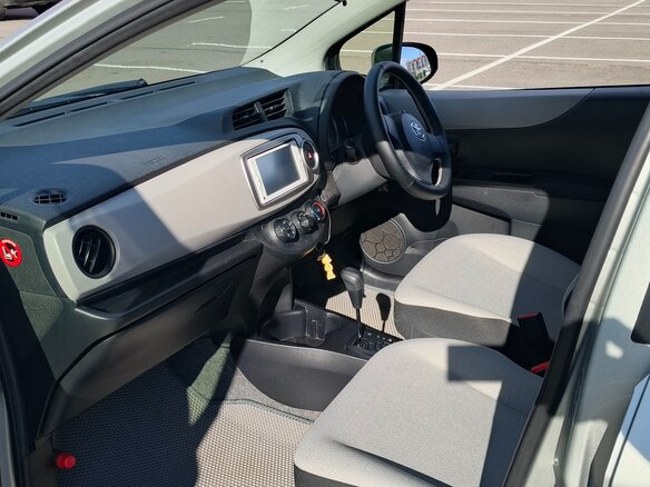 2013 Toyota Vitz III (XP130), серый, 860000 рублей - вид 12