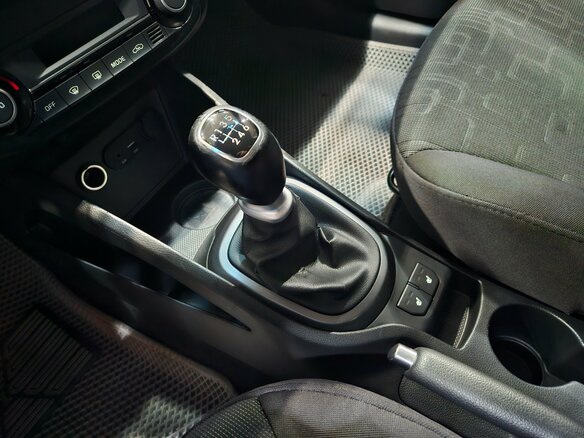 2015 Kia Rio III Рестайлинг, серебристый, 990000 рублей - вид 17