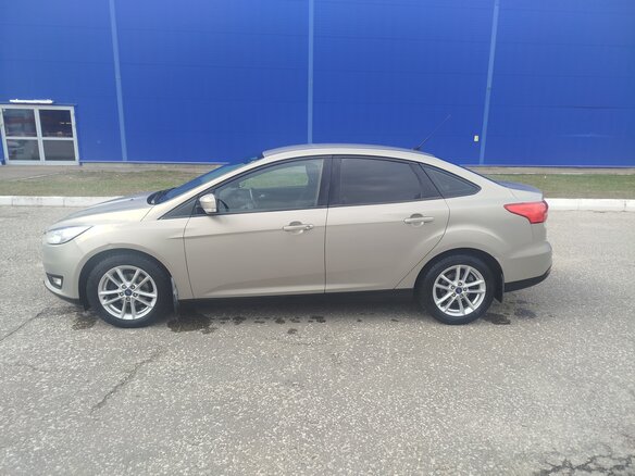 2016 Ford Focus III Рестайлинг, бежевый, 800000 рублей - вид 3