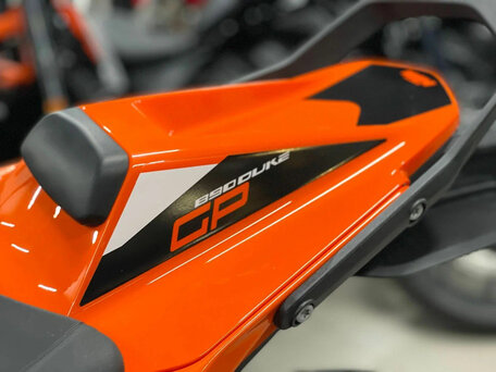 2022 KTM 890 Duke GP, оранжевый, 899000 рублей, вид 4