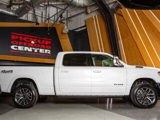 2025 Ram 1500 Crew Cab V Рестайлинг, белый, 12448000 рублей, вид 3