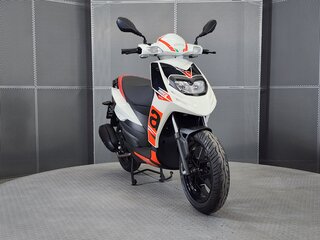 2025 Aprilia SR 125, белый, 243000 рублей, вид 3