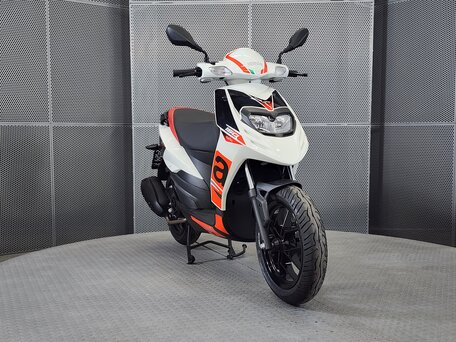 2025 Aprilia SR 125, белый, 243000 рублей, вид 3