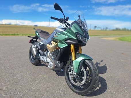 2024 Moto Guzzi V100 Mandello S, зелёный, 1654795 рублей, вид 2