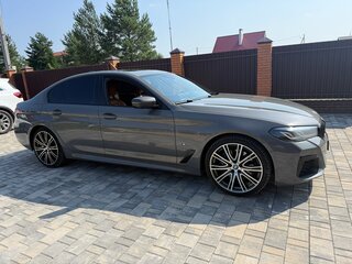 2021 BMW 5 серии 520d xDrive VII (G30/G31/G38) Рестайлинг, серый, 4999990 рублей, вид 3