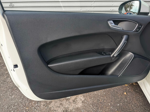 2012 Audi A1 I (8X), белый, 1200000 рублей - вид 18