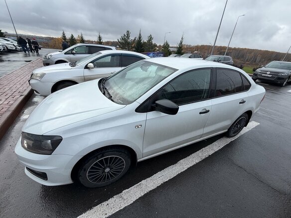 2017 Volkswagen Polo V Рестайлинг, белый, 899000 рублей - вид 1