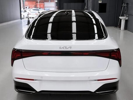 2023 Kia K5 III Рестайлинг, белый, 2349000 рублей, вид 3