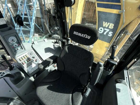 2013 Komatsu WB97S-5, жёлтый, 7500000 рублей - вид 4