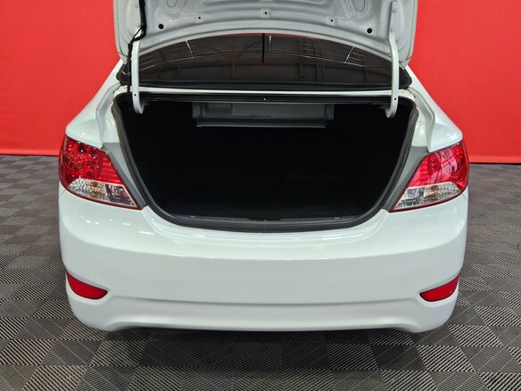 2013 Hyundai Solaris I, белый, 789000 рублей - вид 15