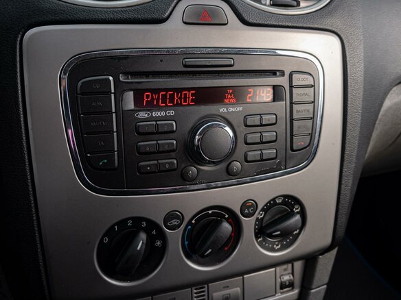 2010 Ford Focus II Рестайлинг, белый - вид 11