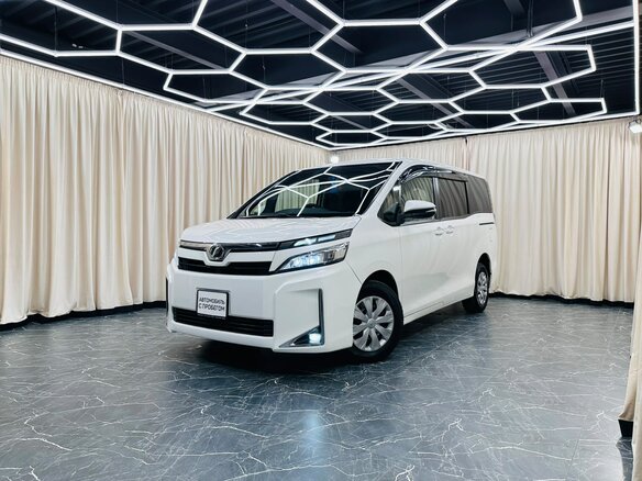 2018 Toyota Voxy III (R80) Рестайлинг, белый, 2199999 рублей