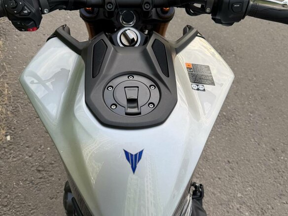 2025 Yamaha MT-09 (FZ-09), серебристый, 1600000 рублей - вид 5