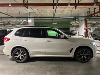 2020 BMW X5 30d IV (G05/G18), белый, 7700000 рублей, вид 4