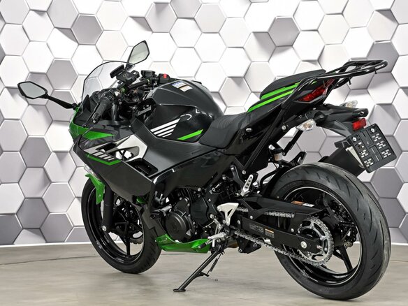 2024 Kawasaki Ninja 400, чёрный, 677000 рублей - вид 7