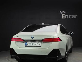 2025 BMW 5 серии 530i xDrive VIII (G60/G61/G68), белый, 7216908 рублей, вид 3