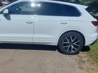 2019 Volkswagen Touareg III, белый, 5000000 рублей, вид 3