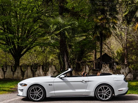 2021 Ford Mustang VI Рестайлинг, белый, 4900000 рублей, вид 4