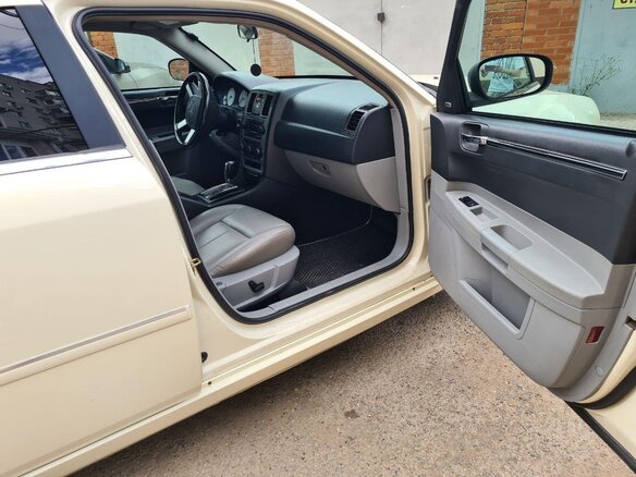 2005 Chrysler 300C I, белый, 630000 рублей - вид 6