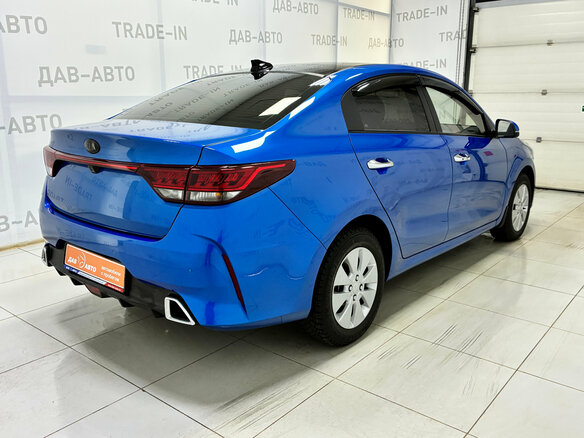 2020 Kia Rio IV Рестайлинг, синий, 1640000 рублей - вид 5