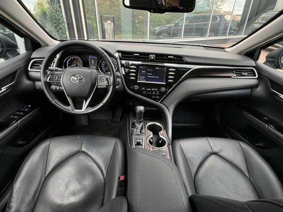 2021 Toyota Camry VIII (XV70), чёрный, 2335000 рублей - вид 14