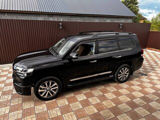 2016 Toyota Land Cruiser 200 Series Рестайлинг 2, чёрный, 4900000 рублей, вид 4