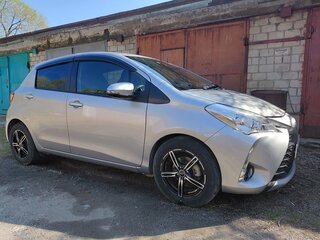 2017 Toyota Vitz III (XP130) Рестайлинг 2, серый, 880000 рублей, вид 3